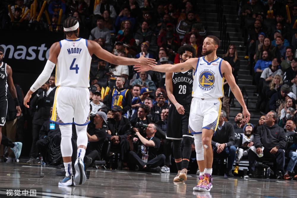 在压力下的 在压力下的